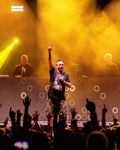 Atmosphere live with Cyber-Café visuals