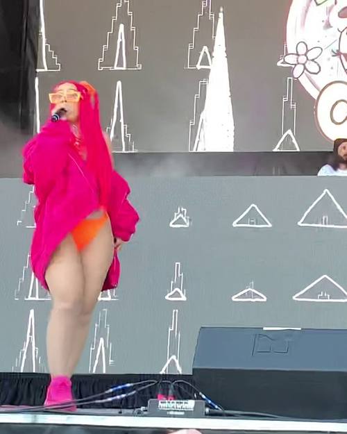 Doja Cat live with Cyber-Café visuals