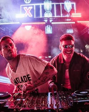 SidePiece on the SexSells tour with Cyber-Café visuals